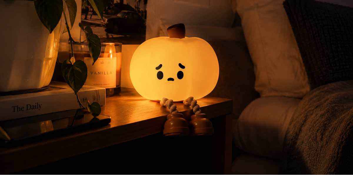 Calabazas de silicona encendidas creando ambiente en una mesita de noche