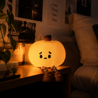 Lámpara calabaza encendida sobre una mesita de noche